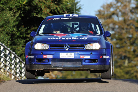 Den forsvarende mester Tim Svanholt må køre og flyve alt, hvad hans VW Golf kan, for at følge med Brian Madsen.